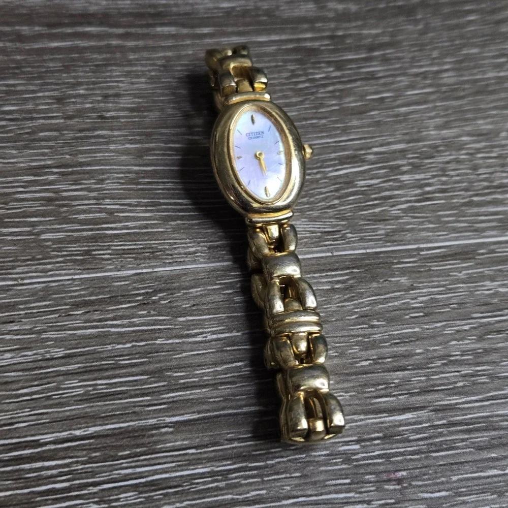 Vintage Citizen Quartz Ladies Watch Mother Pearl Dial Gold Tone 5920-S56573 Oval